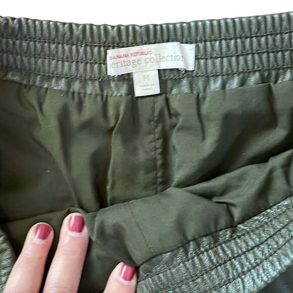 Banana Republic Heritage Collection Size 6 Faux Leather Elastic Waist Shorts - Picture 2 of 6